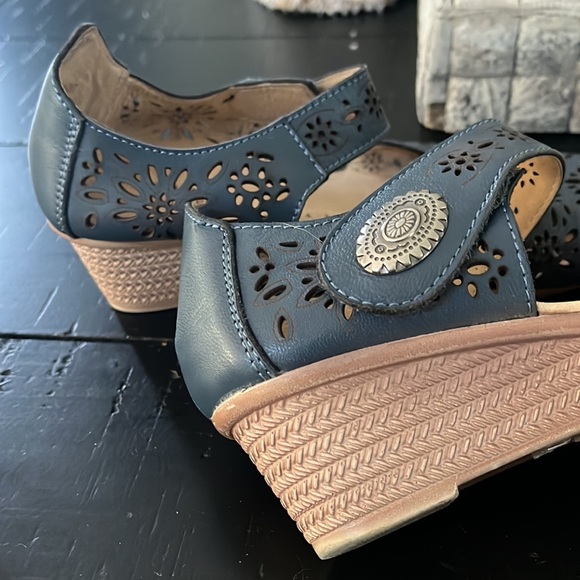 Spring Step Sandal - Picture 2 of 4